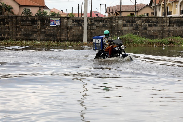 O ülkede baraj taştı! 2 şehir sular altında