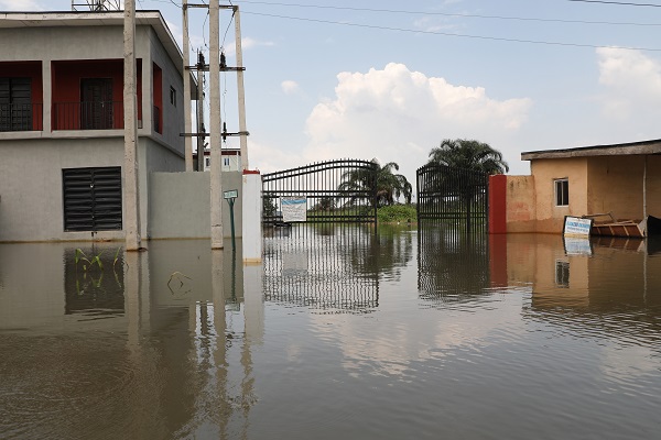 Foto - O ülkede baraj taştı! 2 şehir sular altında