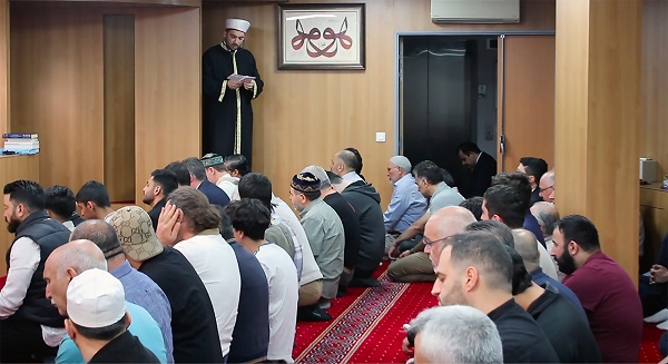 Foto - O ülkede camiler dolup taştı