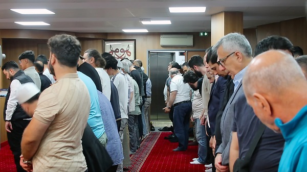 Foto - O ülkede camiler dolup taştı