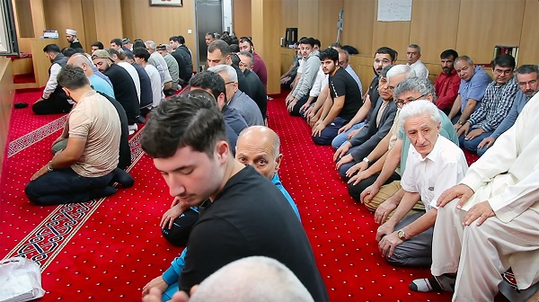 Foto - O ülkede camiler dolup taştı