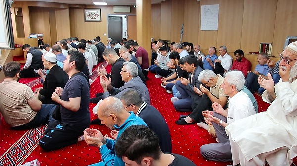 Foto - O ülkede camiler dolup taştı