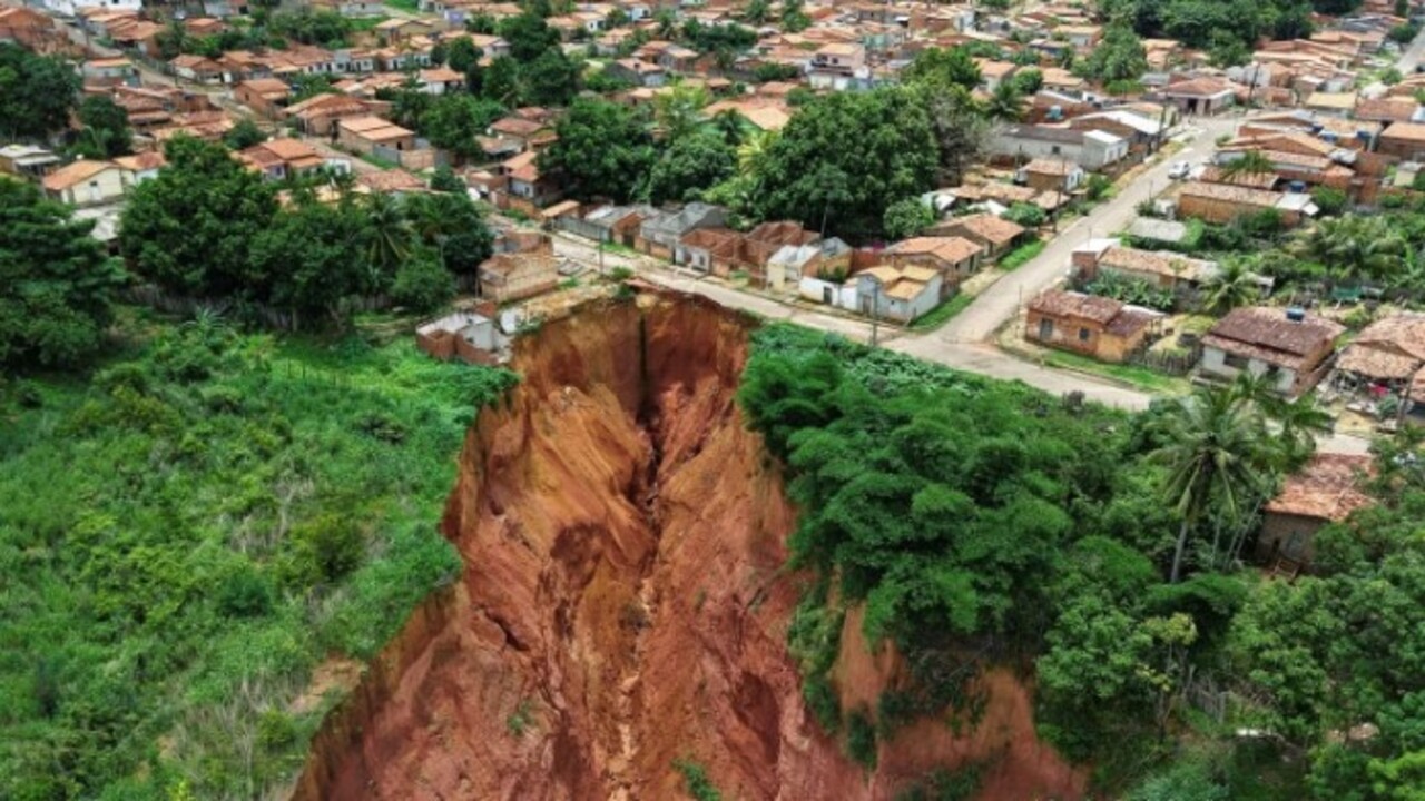 Foto - O ülkede dev çöküntüler! OHAL ilan edildi