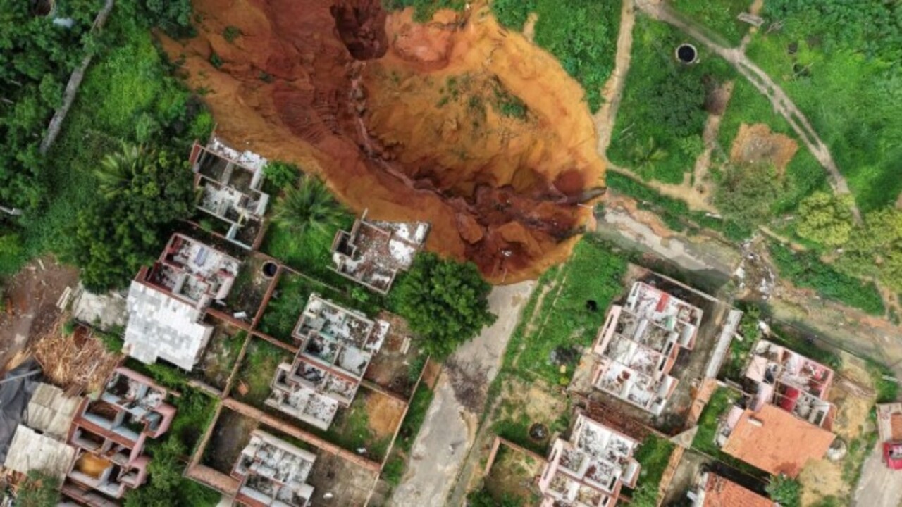 Foto - O ülkede dev çöküntüler! OHAL ilan edildi