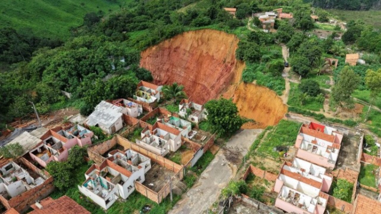 O ülkede dev çöküntüler! OHAL ilan edildi