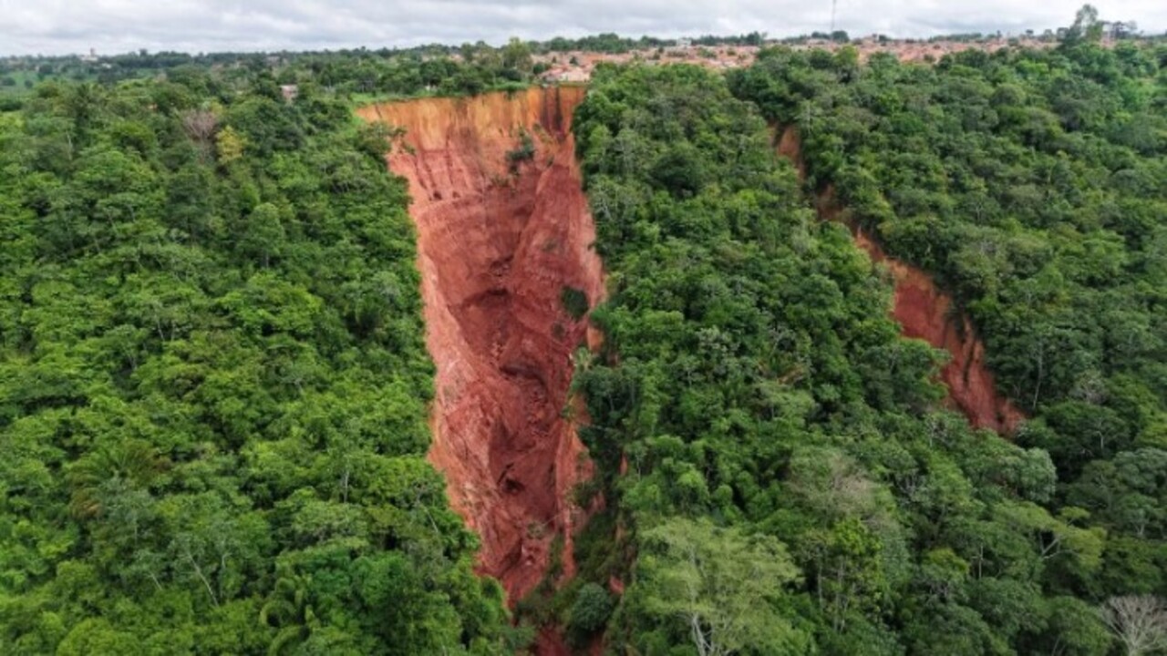 Foto - O ülkede dev çöküntüler! OHAL ilan edildi