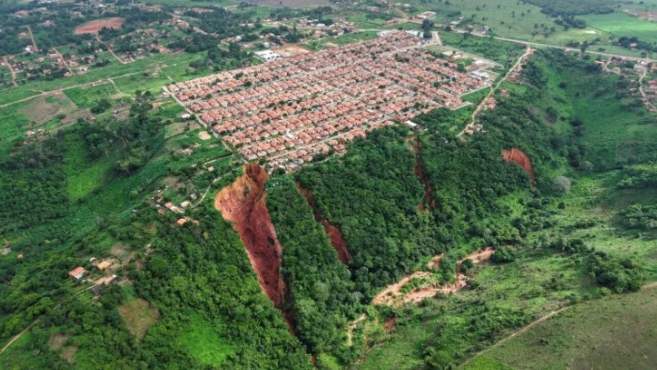 Foto - O ülkede dev çöküntüler! OHAL ilan edildi