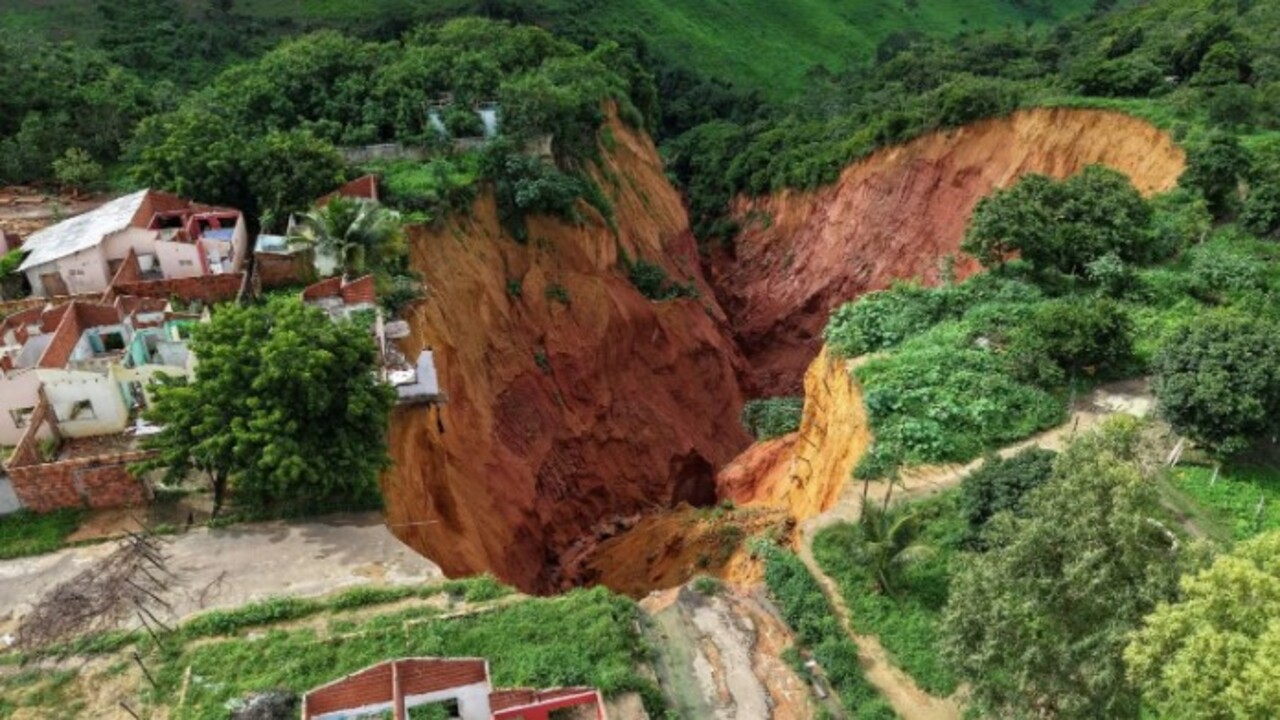 Foto - O ülkede dev çöküntüler! OHAL ilan edildi