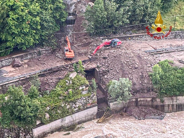 O ülkede heyelan hayatı felç etti