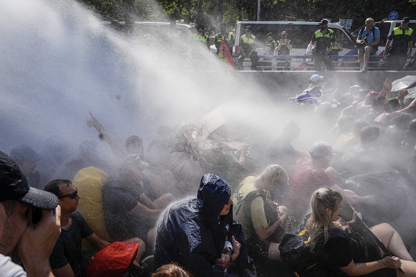 Foto - O ülkede iklim aktivistleri yol kapattı