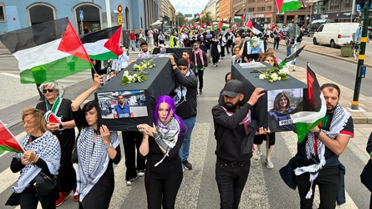 Foto - Avrupa ülkesinde İsrail'e karşı büyük öfke: Temsili tabut taşıdılar!