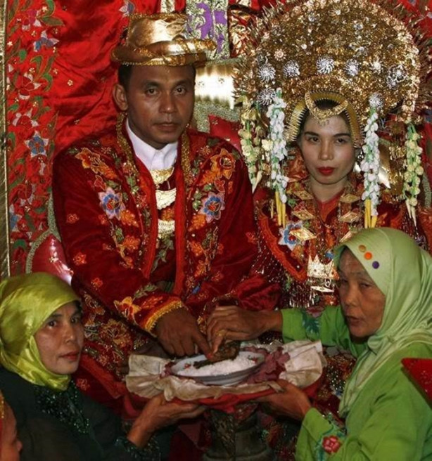 Foto - O ülkede kadınlar değil erkekler gelin gidiyor!