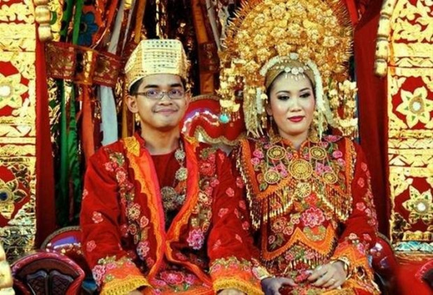 Foto - O ülkede kadınlar değil erkekler gelin gidiyor!