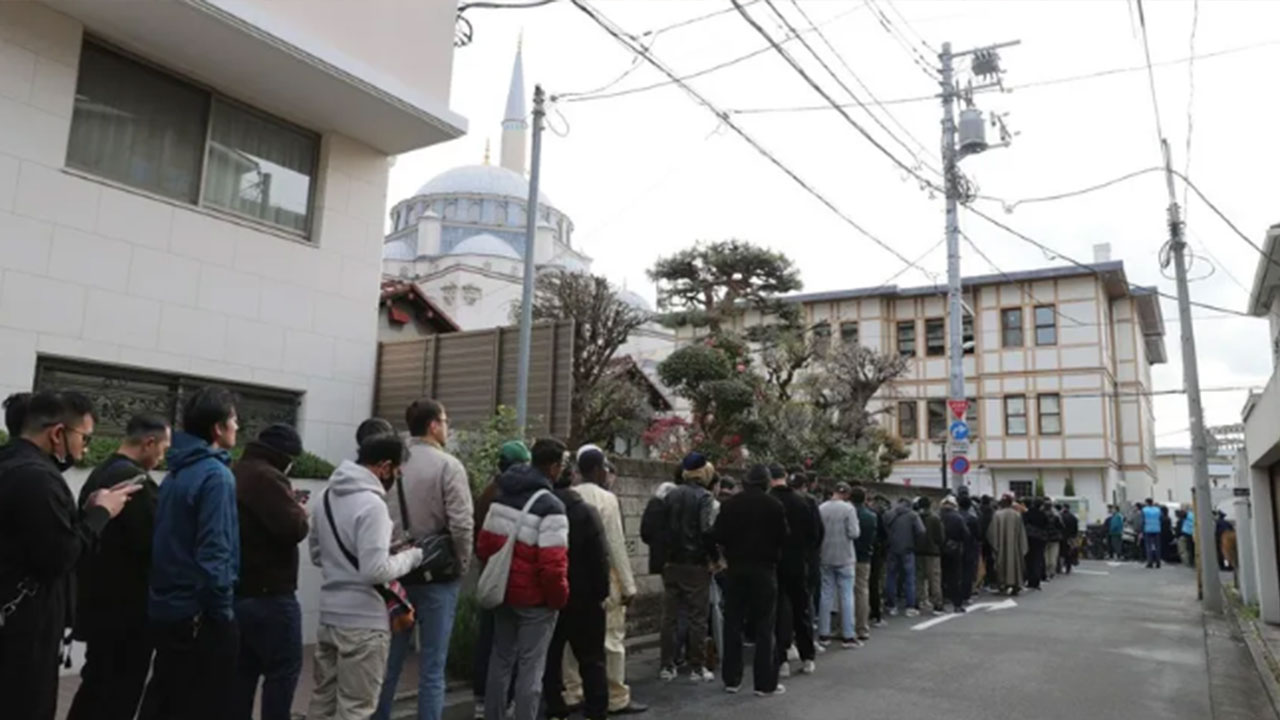O ülkede Müslüman nüfusu Hristiyanları geçti! Bayram namazı 3 kez kılındı