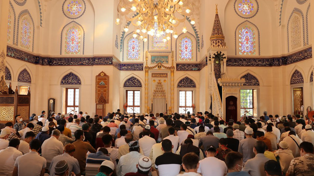Foto - O ülkede Müslüman nüfusu Hristiyanları geçti! Bayram namazı 3 kez kılındı