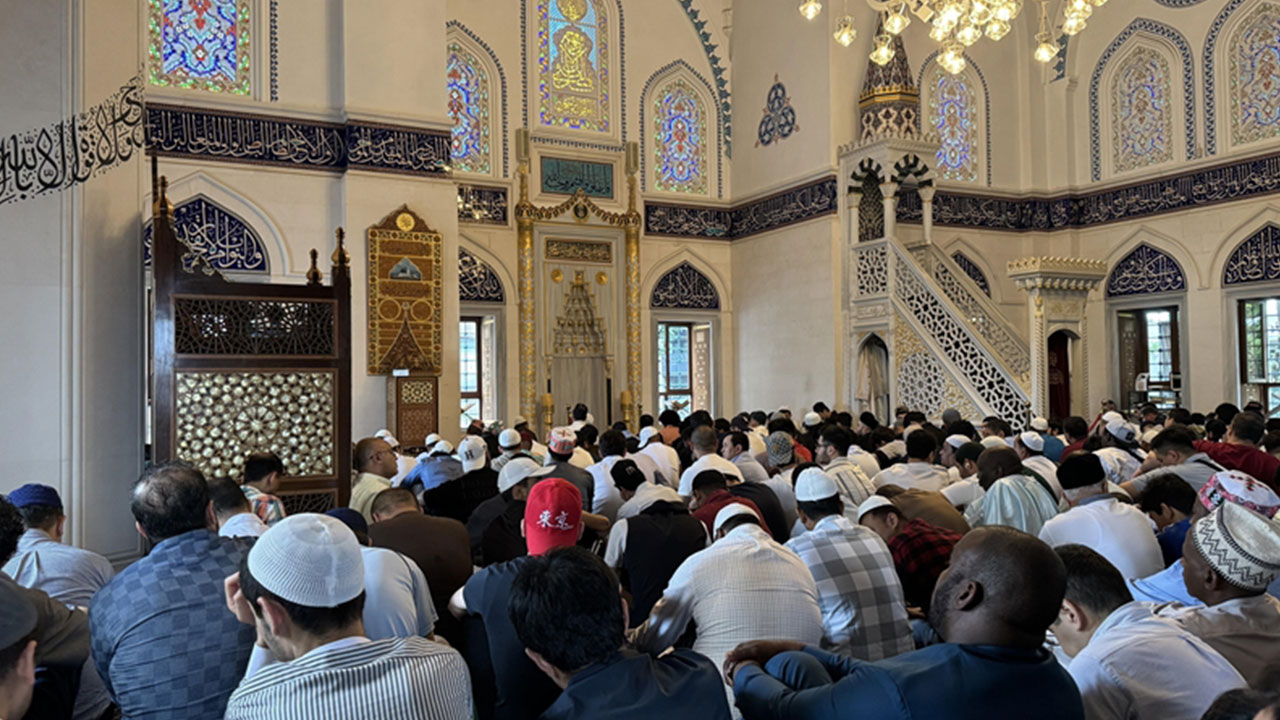 Foto - O ülkede Müslüman nüfusu Hristiyanları geçti! Bayram namazı 3 kez kılındı