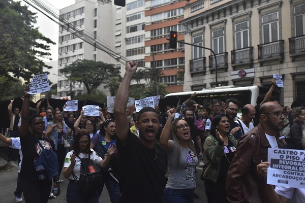 Foto - O ülkede öğretmenler greve gidiyor