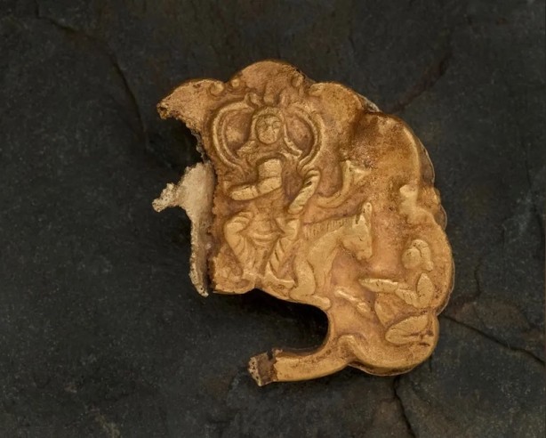 Foto - O ülkede öyle bir şey ortaya çıktı ki: Göktürk Kağan'a ait bin 500 yıllık altın tokalar bulundu! Bölgede yer altından fışkırdı