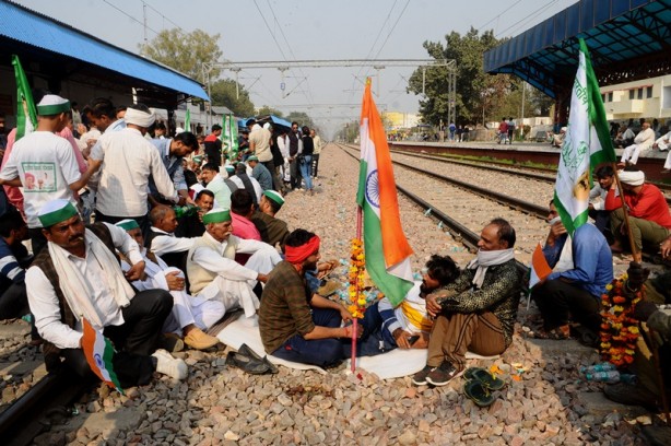 Foto - O ülkede protesto! Demir yollarını kapattılar