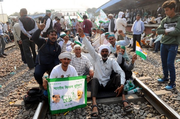 O ülkede protesto! Demir yollarını kapattılar