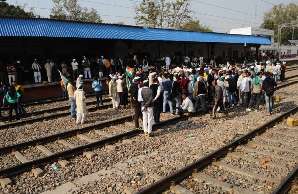 Foto - O ülkede protesto! Demir yollarını kapattılar