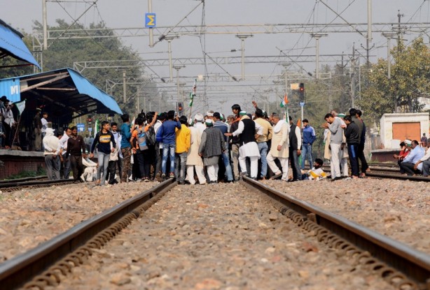 Foto - O ülkede protesto! Demir yollarını kapattılar
