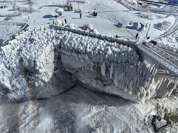 Foto - O ülkede şelaleler buz tuttu