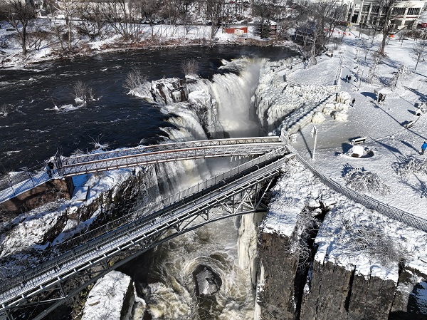 Foto - O ülkede şelaleler buz tuttu