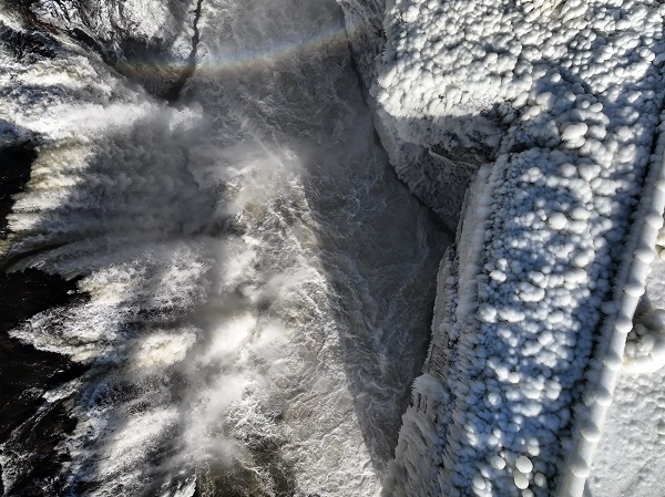 Foto - O ülkede şelaleler buz tuttu