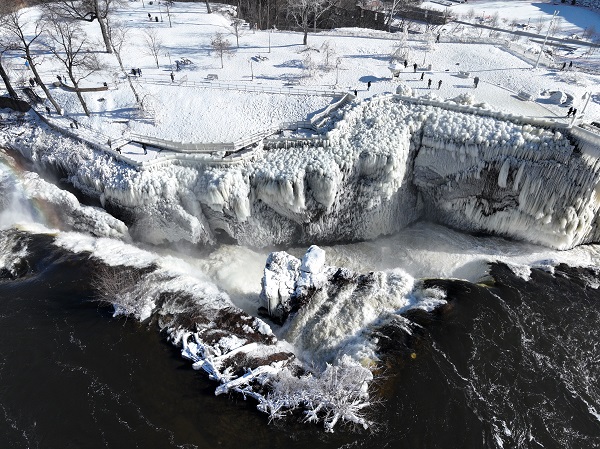 Foto - O ülkede şelaleler buz tuttu