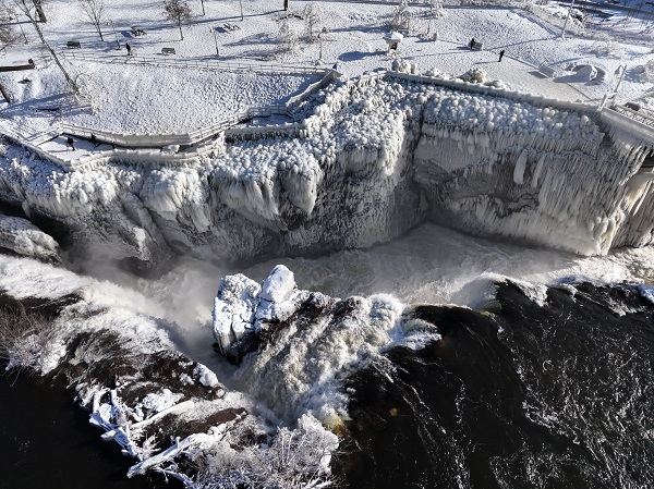 Foto - O ülkede şelaleler buz tuttu