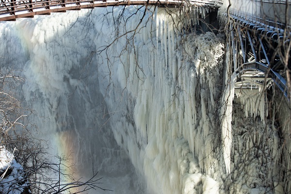 Foto - O ülkede şelaleler buz tuttu