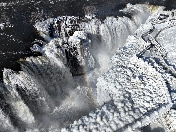 O ülkede şelaleler buz tuttu