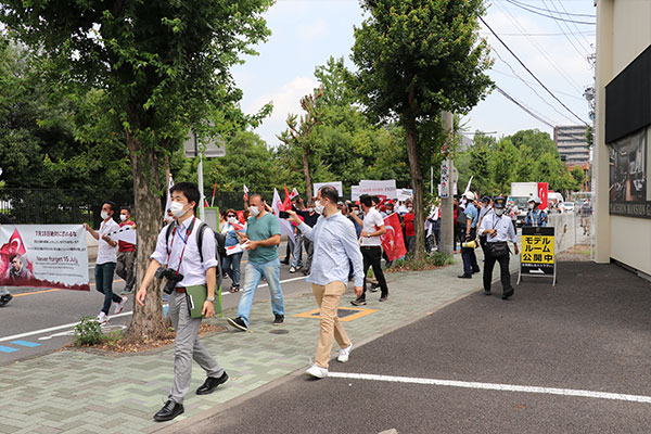 Foto - O ülkede Türk bayraklarıyla sokağa indiler!