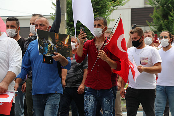 Foto - O ülkede Türk bayraklarıyla sokağa indiler!