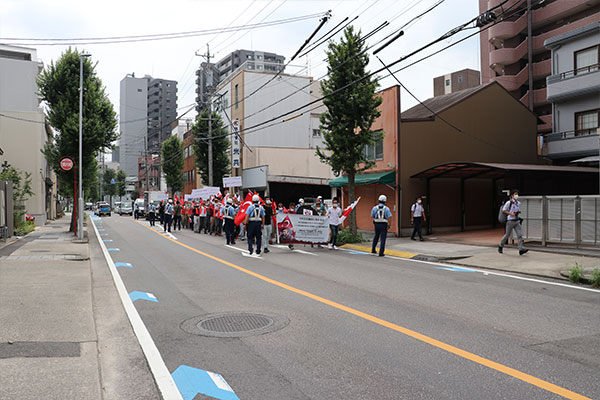 Foto - O ülkede Türk bayraklarıyla sokağa indiler!