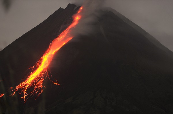 O ülkede volkan harekete geçti! 