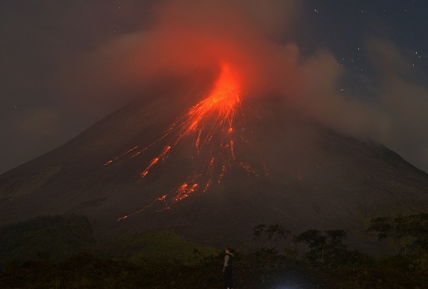 Foto - O ülkede yanardağ lav püskürtmeye başladı