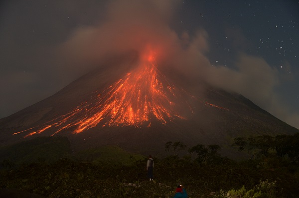 Foto - O ülkede yanardağ lav püskürtmeye başladı