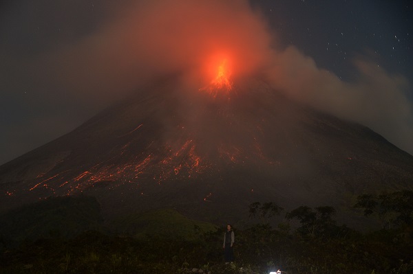 Foto - O ülkede yanardağ lav püskürtmeye başladı