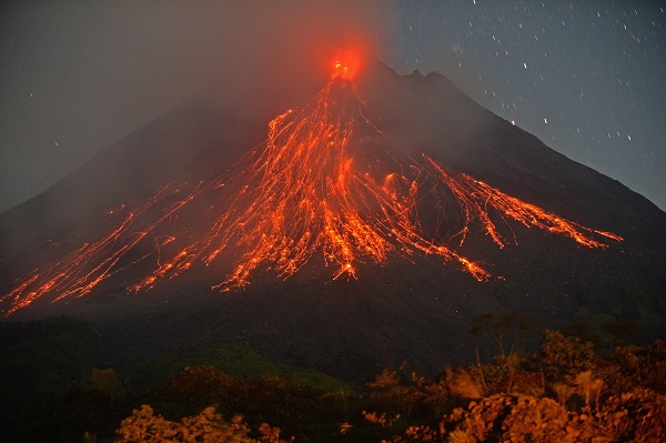Foto - O ülkede yanardağ lav püskürtmeye başladı
