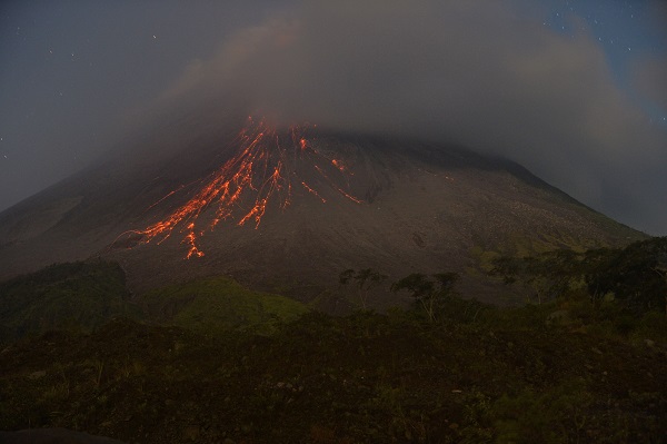 Foto - O ülkede yanardağ lav püskürtmeye başladı