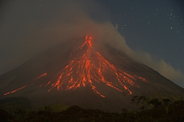 Foto - O ülkede yanardağ lav püskürtmeye başladı