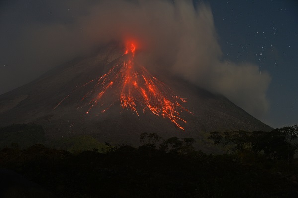 Foto - O ülkede yanardağ lav püskürtmeye başladı