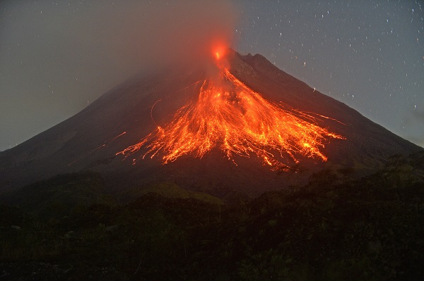 Foto - O ülkede yanardağ lav püskürtmeye başladı