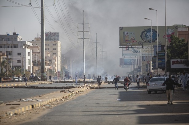 Foto - O ülkede yüzlerce kişi sokaklara döküldü! 1 kişi hayatını kaybetti
