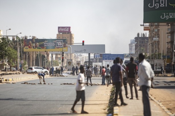 Foto - O ülkede yüzlerce kişi sokaklara döküldü! 1 kişi hayatını kaybetti