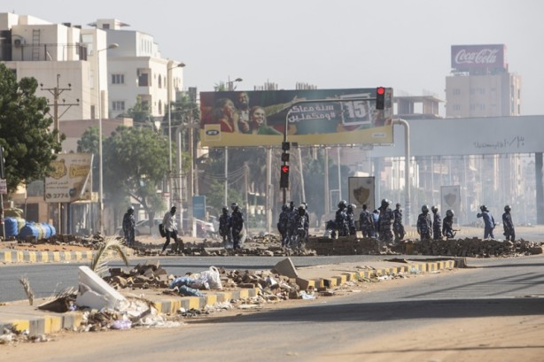 Foto - O ülkede yüzlerce kişi sokaklara döküldü! 1 kişi hayatını kaybetti