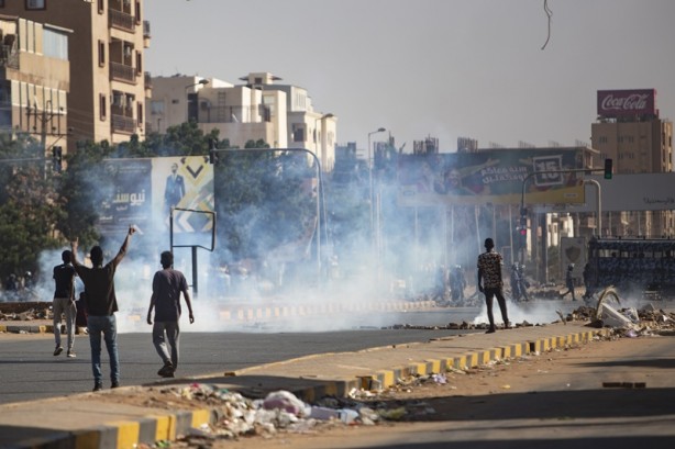 Foto - O ülkede yüzlerce kişi sokaklara döküldü! 1 kişi hayatını kaybetti