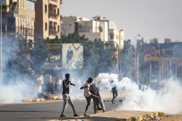 Foto - O ülkede yüzlerce kişi sokaklara döküldü! 1 kişi hayatını kaybetti